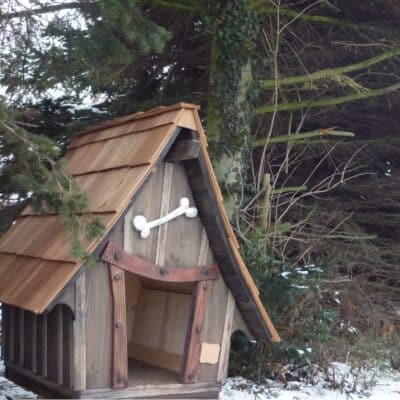 rustikale Hundehütte aus Holz
