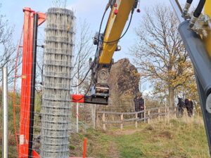 Geflecht mit Bagger abrollen